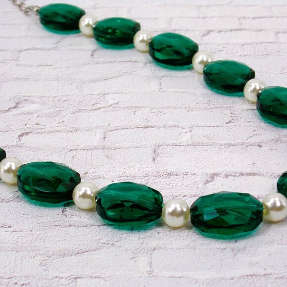 Green glass and white pearl bead necklace with large oval facet cut green beads. - Picture 3 of 11